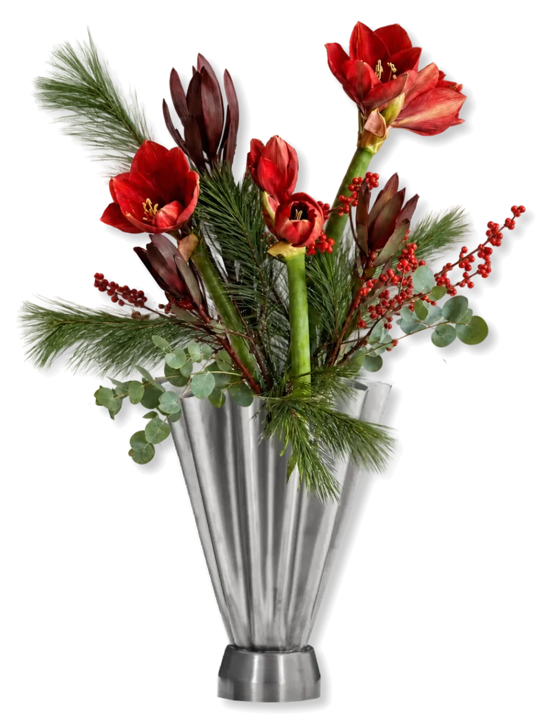 Weihnachtsstrauss mit Amaryllis, Föhre und Ilex in einer Vase aus Aluminium